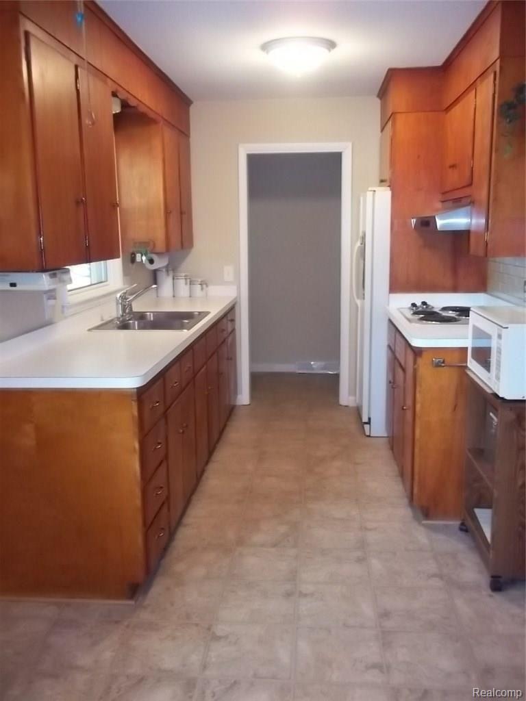 1450 Glen Road Howell, MI 48843 - Photo 10 of 31 Kitchen