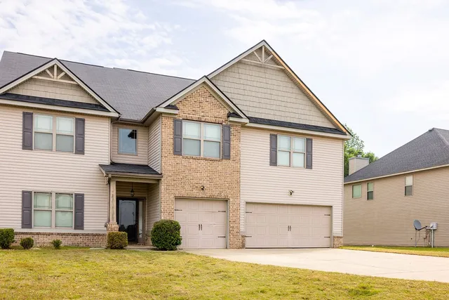 a view of a house with a yard
