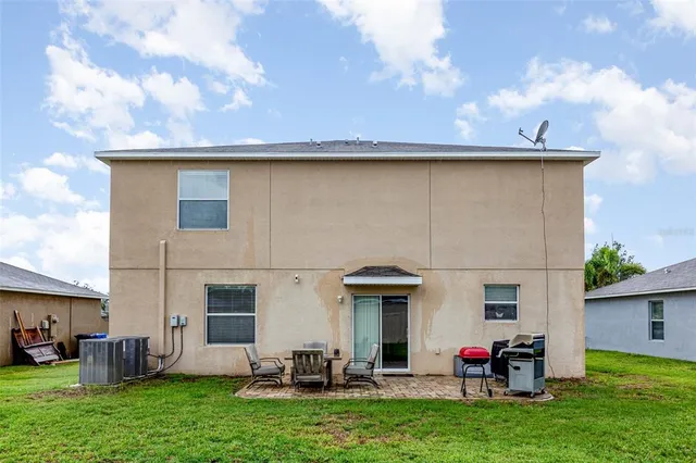 a view of a house with backyard