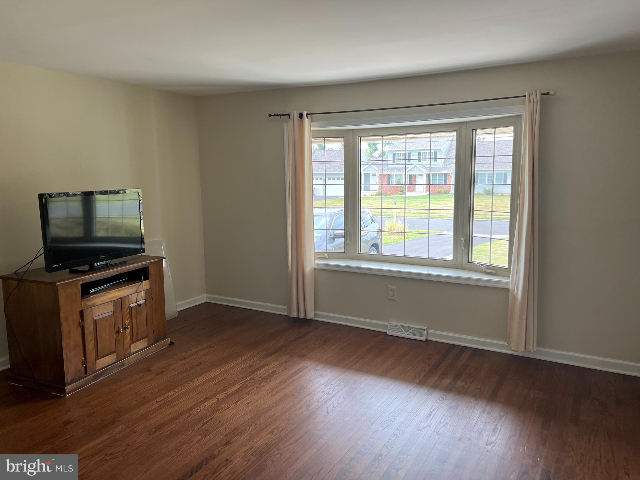 907 Rutledge Avenue Horsham, PA 19044 - Photo 6 of 10 Living room
