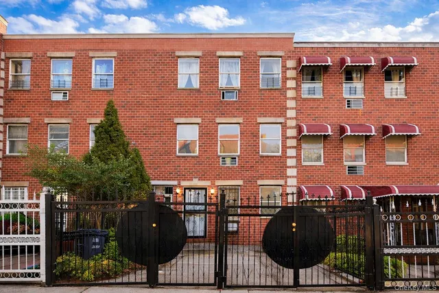 $799,900 | 2084 Davidson Avenue | University Heights