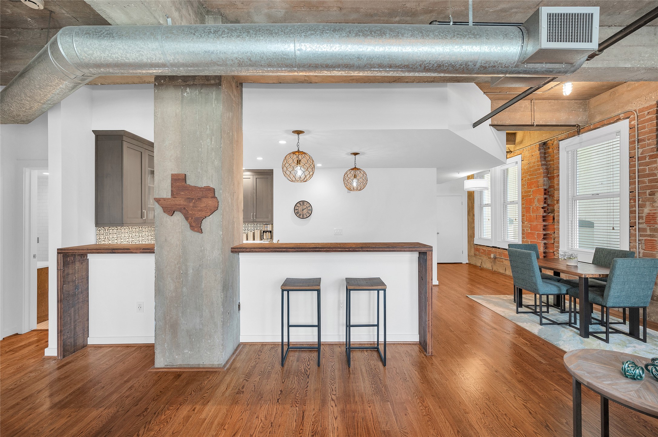 204 Travis Street, Unit 4A Houston, TX 77002 - Photo 5 of 34 an entryway with wooden floor