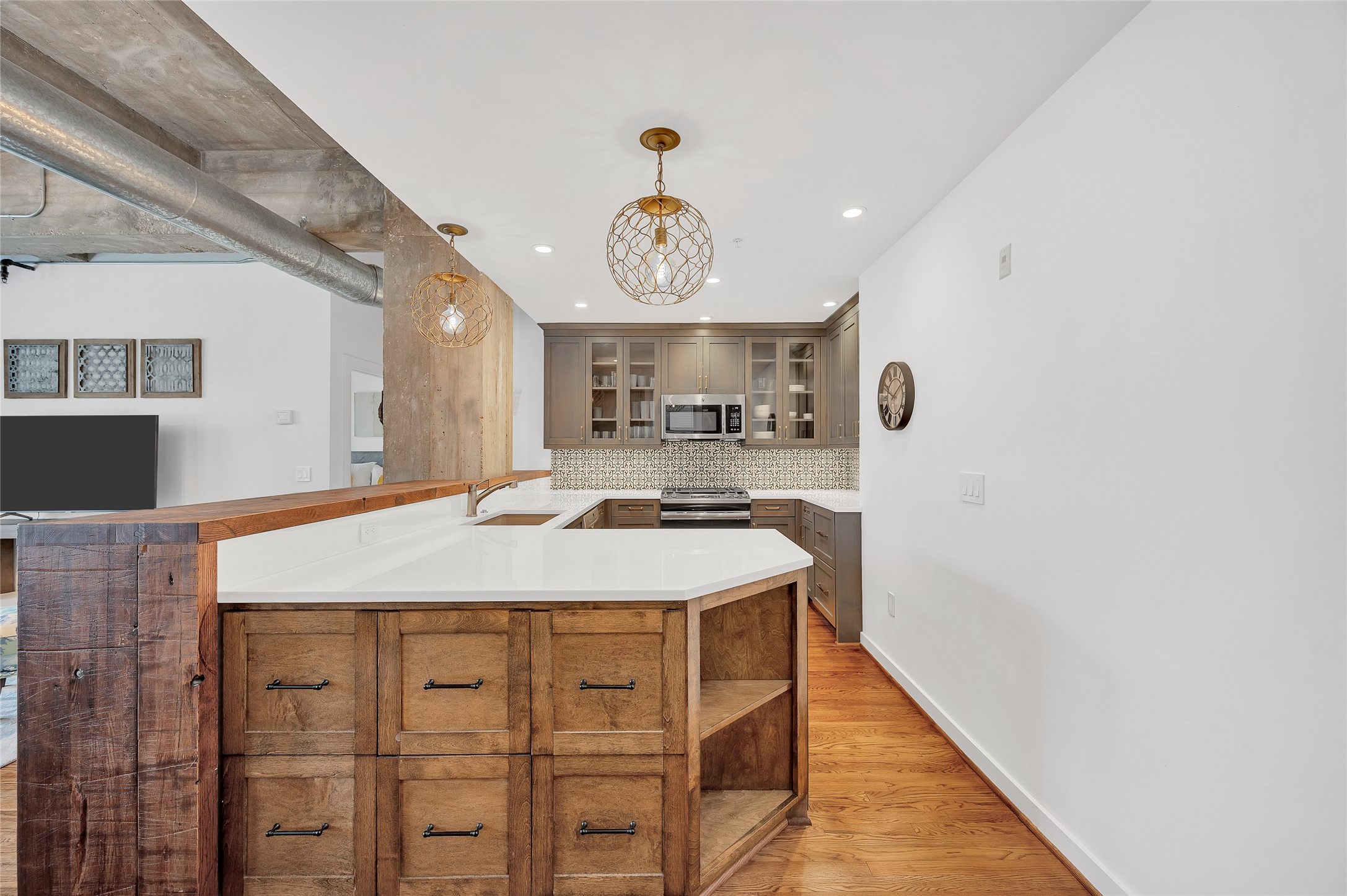 204 Travis Street, Unit 4A Houston, TX 77002 - Photo 10 of 34 a large kitchen with a table and chairs