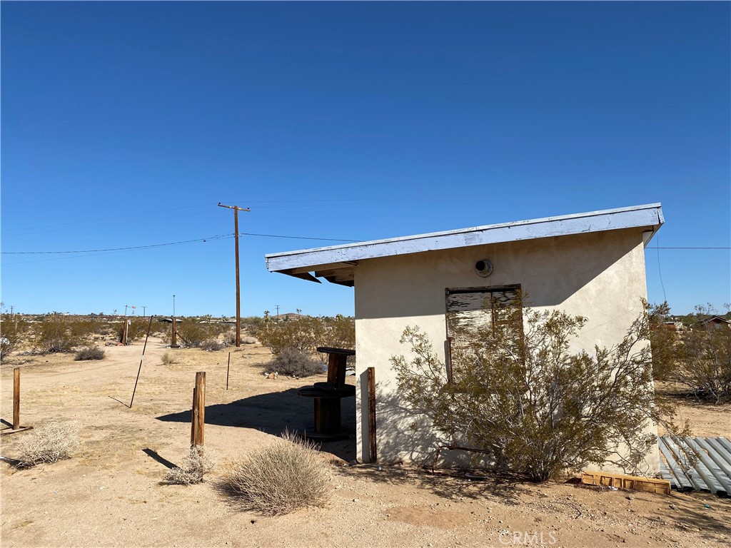 62823 Appian Way Joshua Tree, CA 92252 - Photo 14 of 25 a view of a terrace with wooden fence