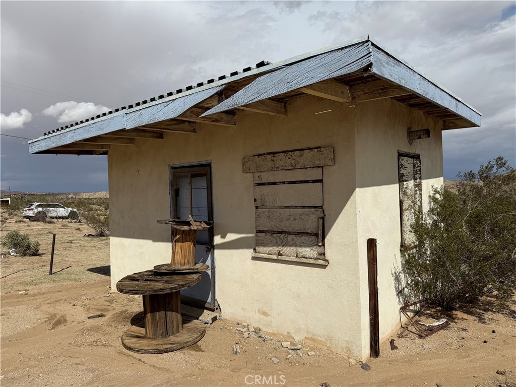 62823 Appian Way Joshua Tree, CA 92252 - Photo 2 of 25 a front view of a house with fountain