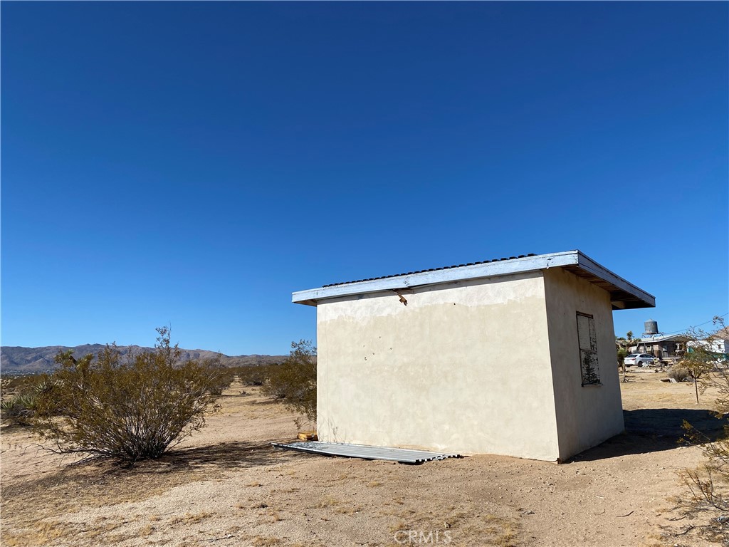 62823 Appian Way Joshua Tree, CA 92252 - Photo 21 of 25 a view of a garage