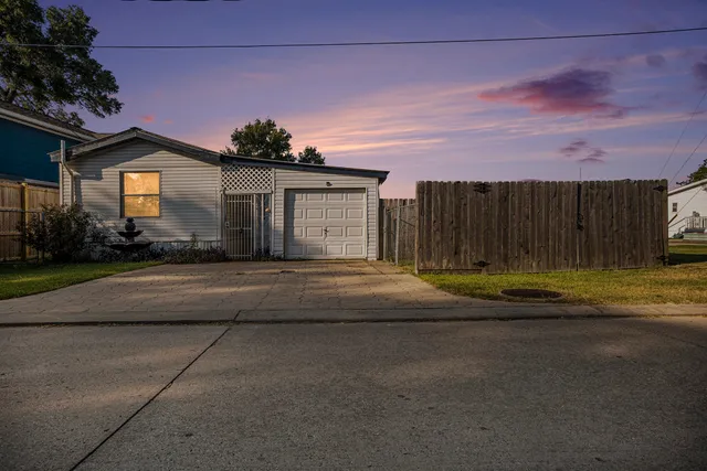 $170,000 | 3110 Bay Oaks Harbor Drive, Baytown, TX 77523