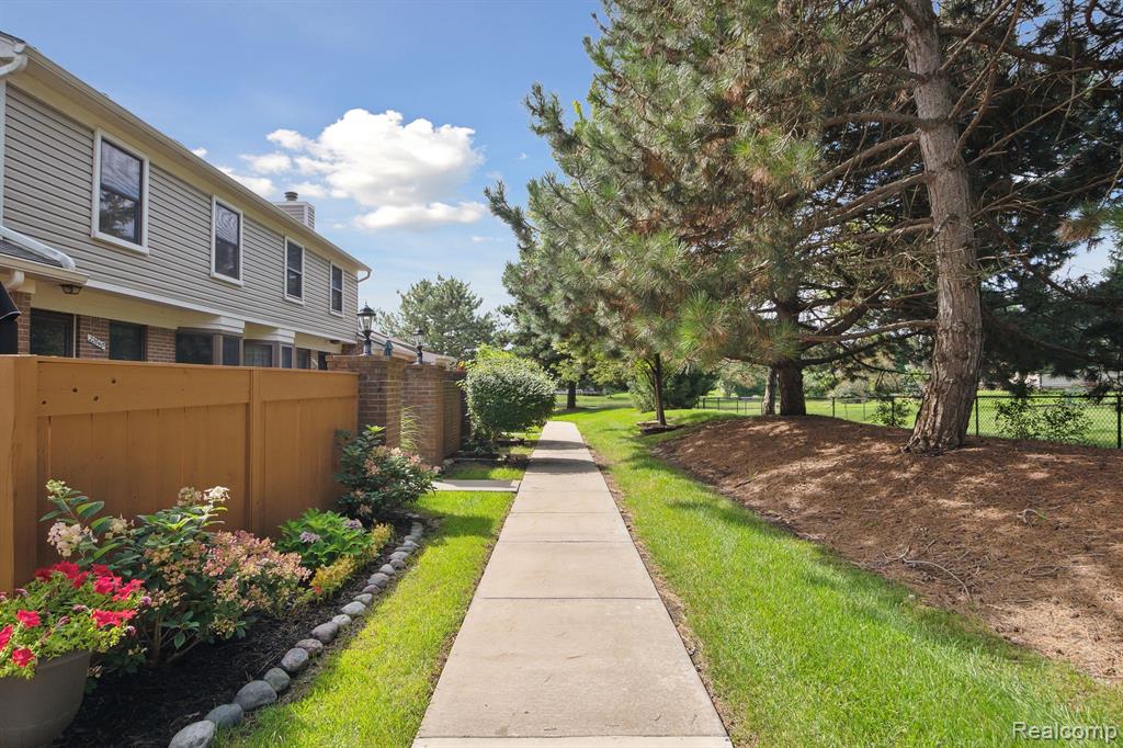 22040 Edgewater Novi, MI 48375 - Photo 6 of 44