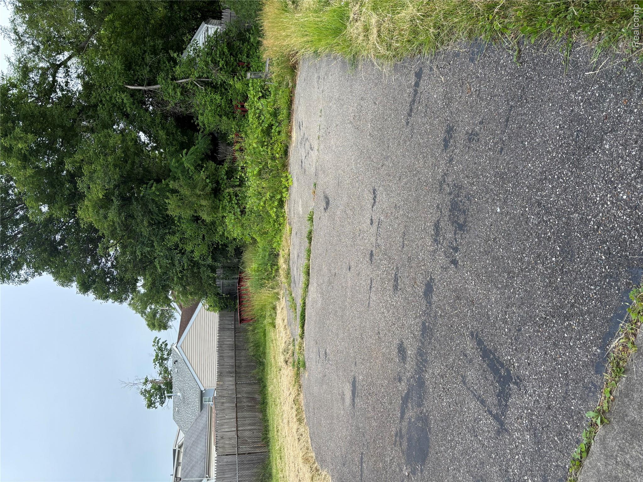 1122 Simcoe Avenue Flint, MI 48507 - Photo 7 of 21 IMG_1506.jpeg