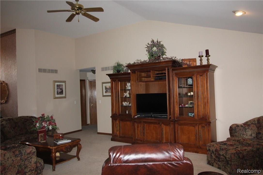 66200 Wolcott Road Ray, MI 48096 - Photo 17 of 32 WOLCOTT GREAT ROOM.jpg