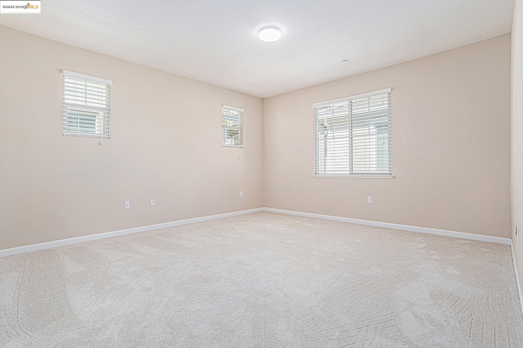 175 Halsey Way Pittsburg, CA 94565 - Photo 20 of 33 an empty room with windows