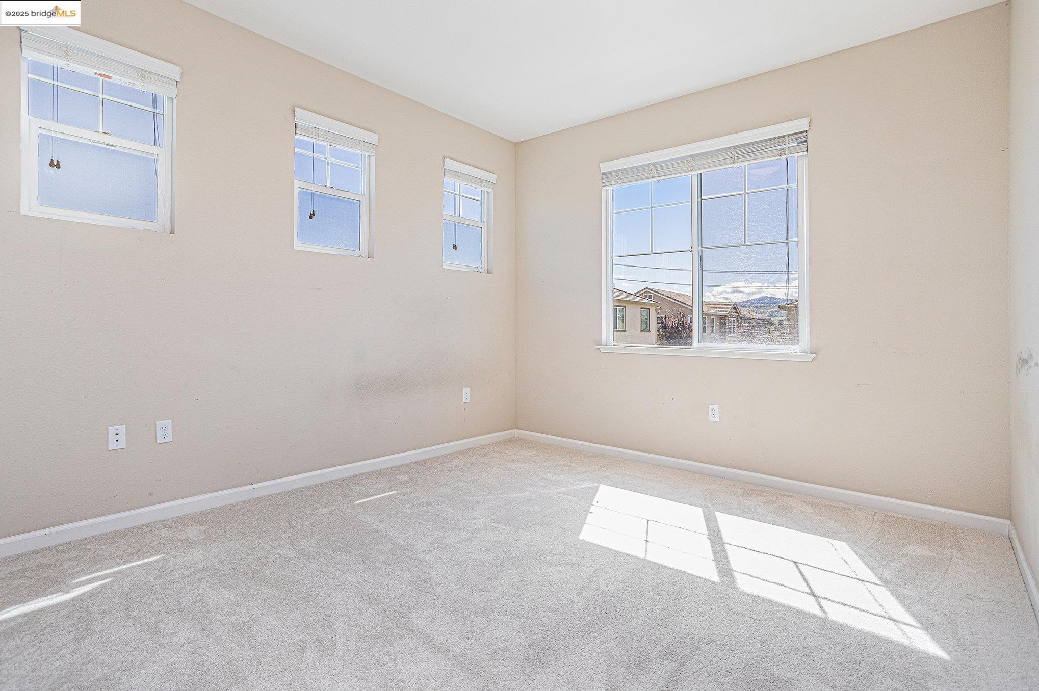 175 Halsey Way Pittsburg, CA 94565 - Photo 25 of 33 an empty room with windows