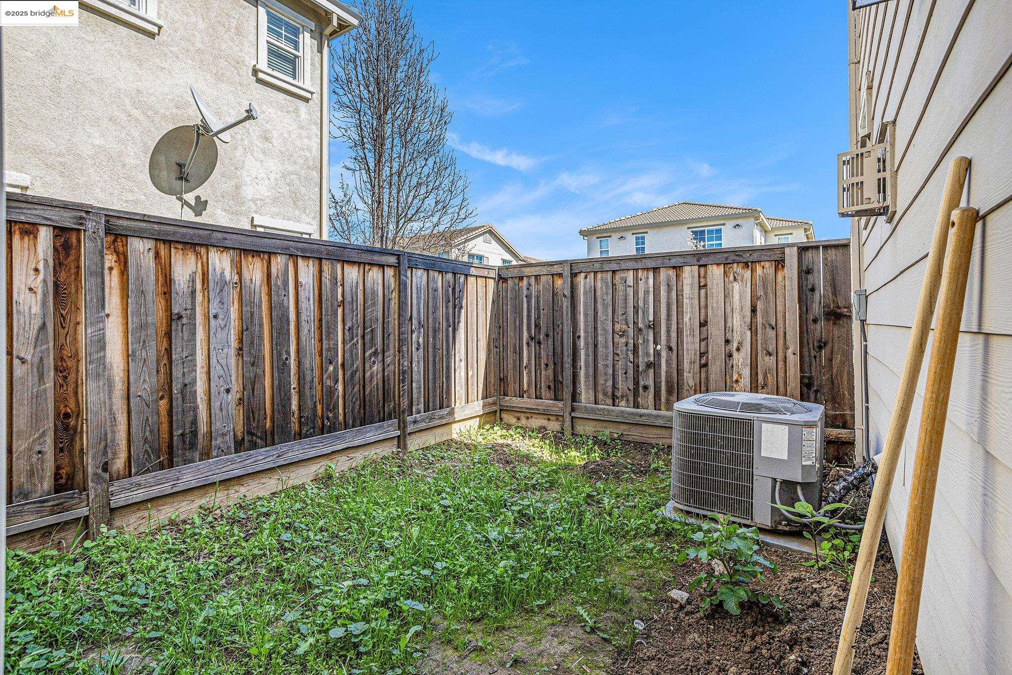 175 Halsey Way Pittsburg, CA 94565 - Photo 31 of 33 a backyard of a house with lots of green space