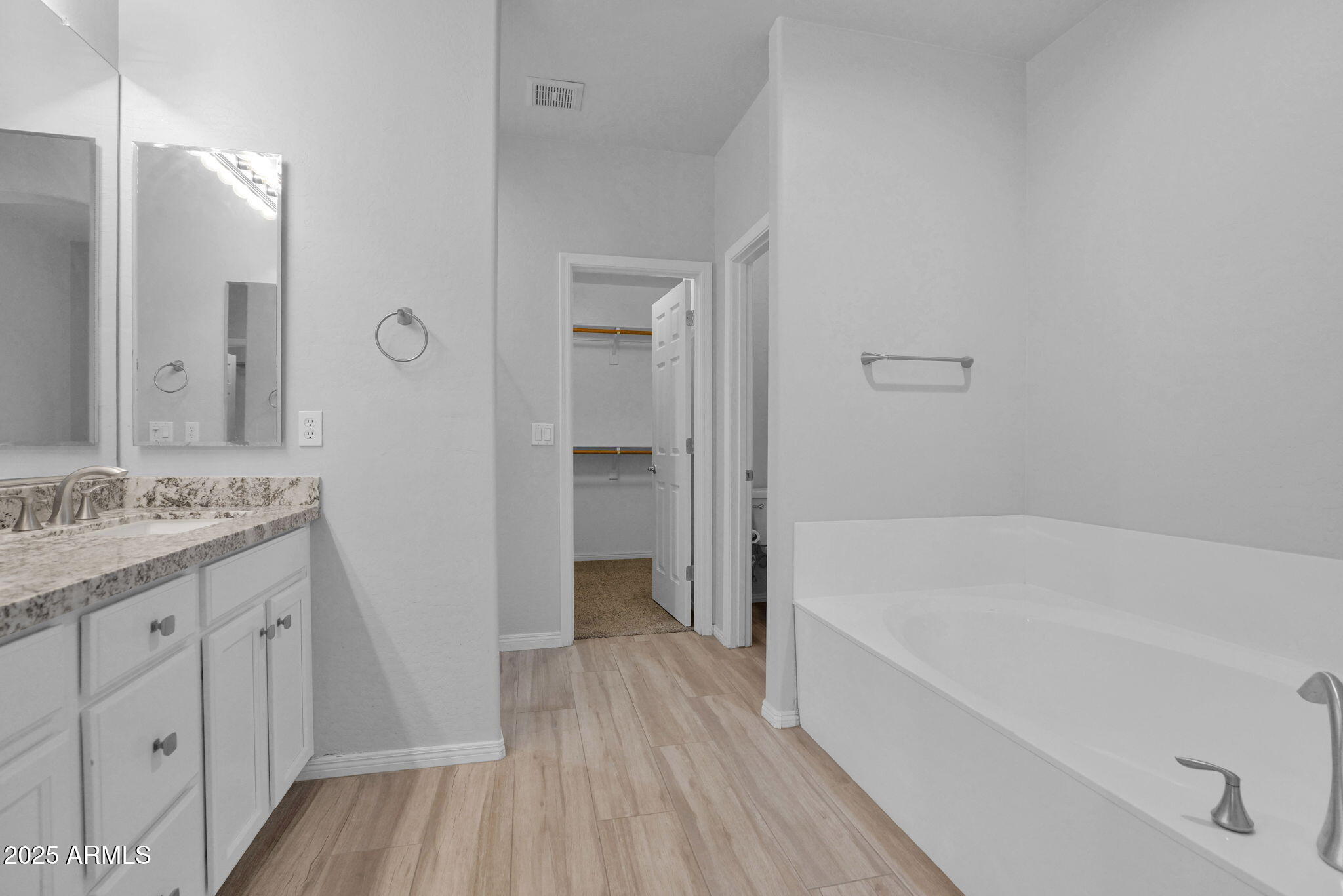 16420 North Thompson Peak Parkway, Unit 1057 Scottsdale, AZ 85260 - Photo 20 of 39 a bathroom with a sink a mirror and a bathtub