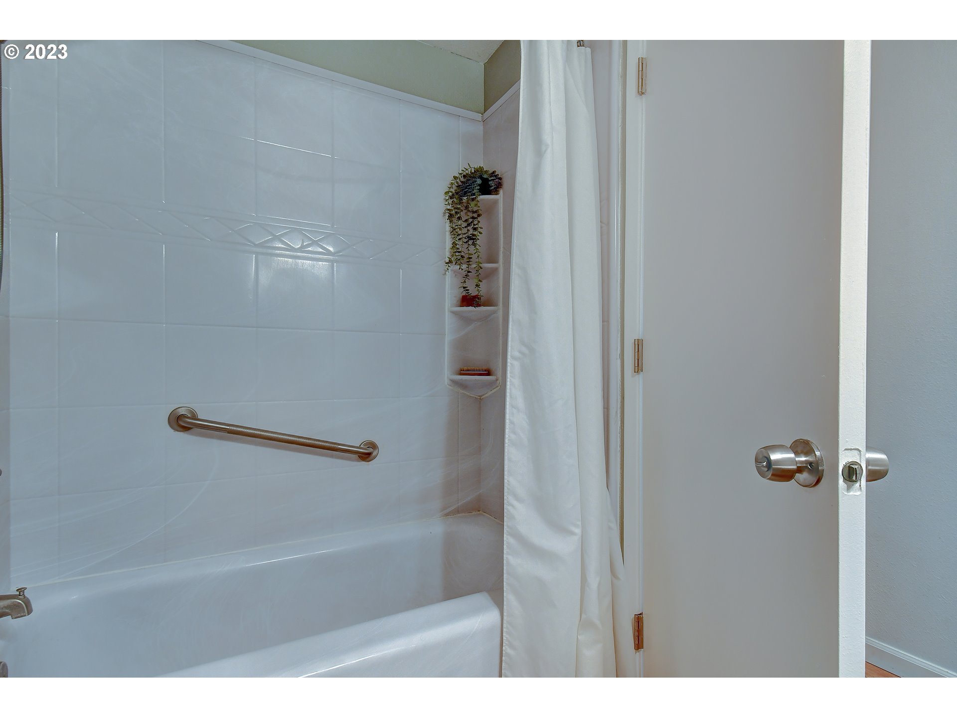 14708 Northeast 7th Street Vancouver, WA 98684 - Photo 18 of 34 Bathroom