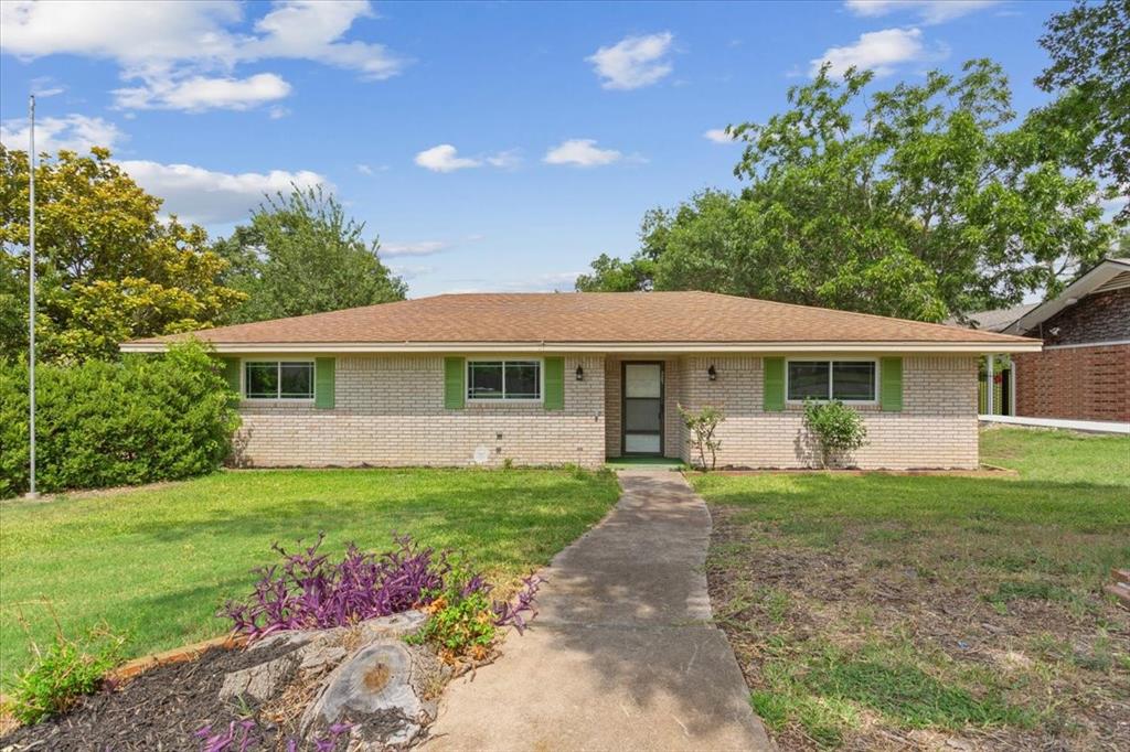 849 Arlington Drive Woodway, TX 76712 - Photo 4 of 33 a front view of a house with a garden