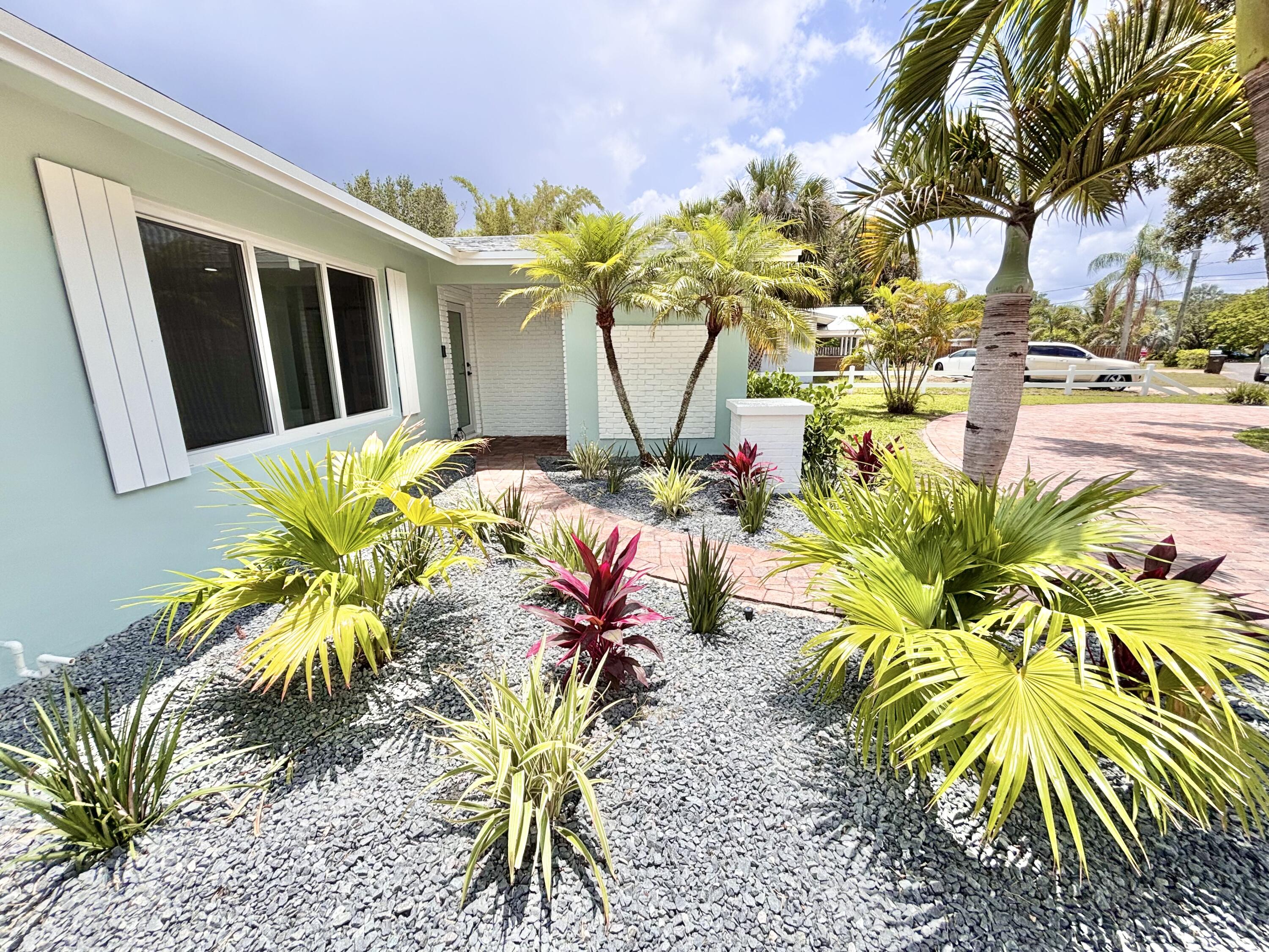 421 Southeast Edgewood Drive Stuart, FL 34996 - Photo 5 of 57 IMG_0319