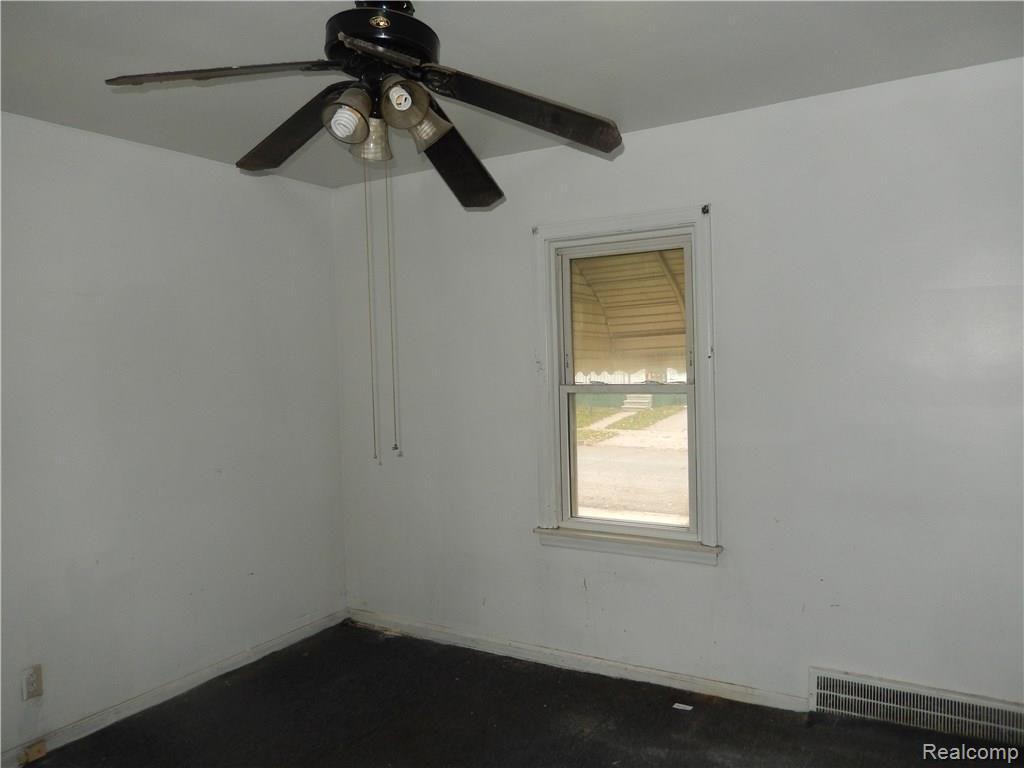 467 Frazier Street River Rouge, MI 48218 - Photo 7 of 12 042.JPG