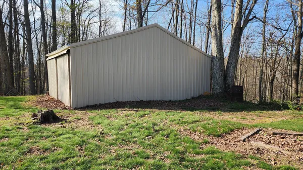 a view of a backyard