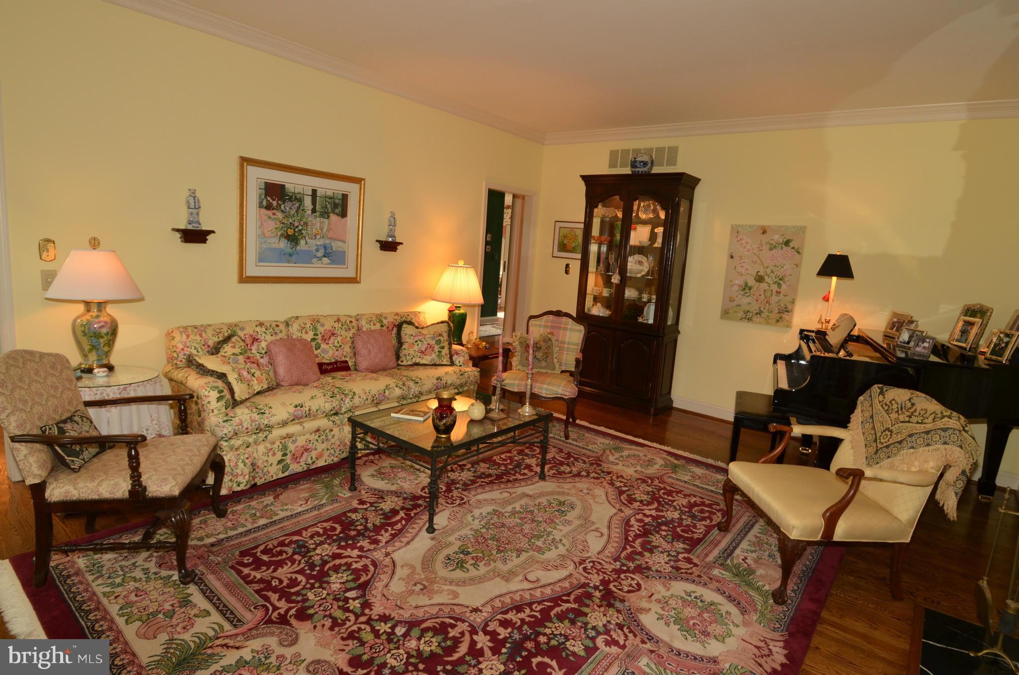1925 West Joppa Road Towson, MD 21204 - Photo 4 of 30 Living Room