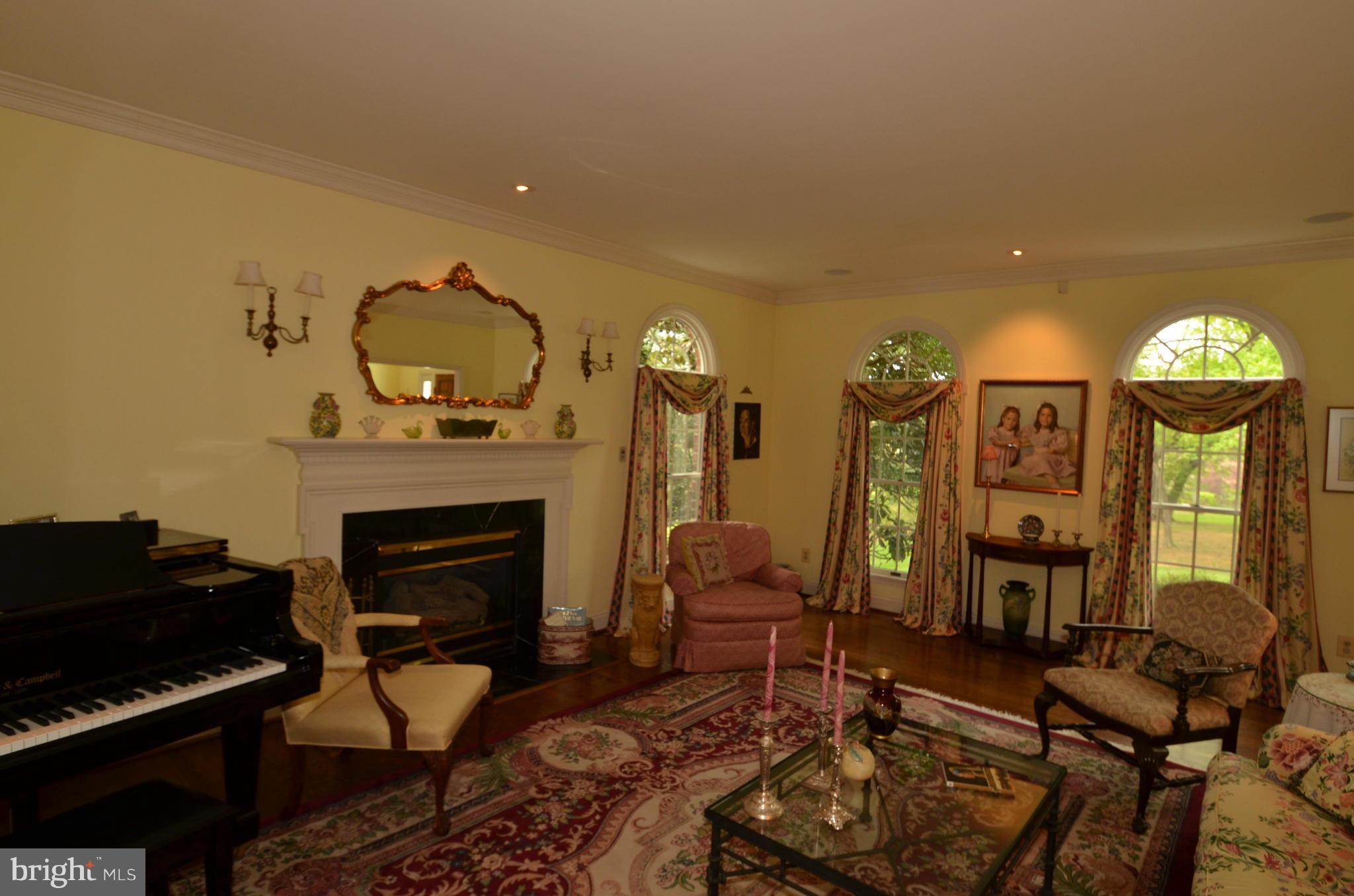 1925 West Joppa Road Towson, MD 21204 - Photo 5 of 30 Living Room