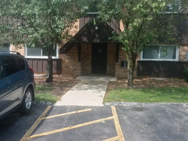 $182,900 | 2220 Arbor Circle, Unit 26, Downers Grove, IL 60515