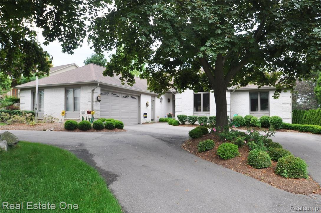 697 Augusta Drive Rochester, MI 48309 - Photo 2 of 37 2.JPG