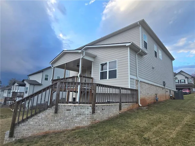a view of a house with a yard