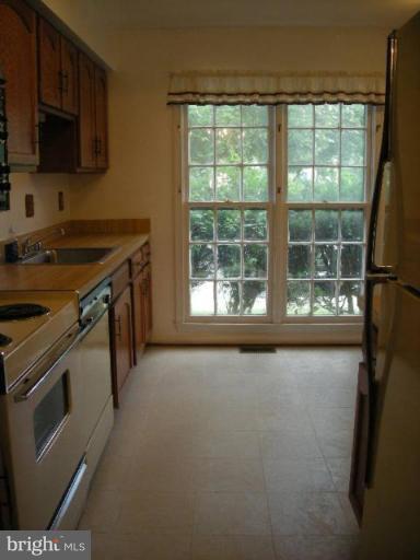 604 Sonata Way Silver Spring, MD 20901 - Photo 3 of 17 Lovely Kitchen with Slider to allow light!