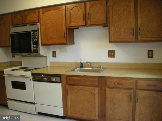 604 Sonata Way Silver Spring, MD 20901 - Photo 4 of 17 Nice Kitchen with Ample counter Space