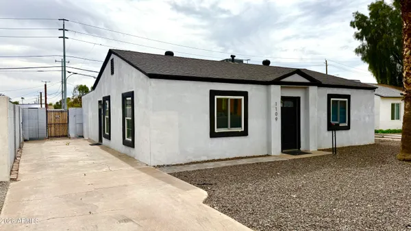 a view of a house with a backyard