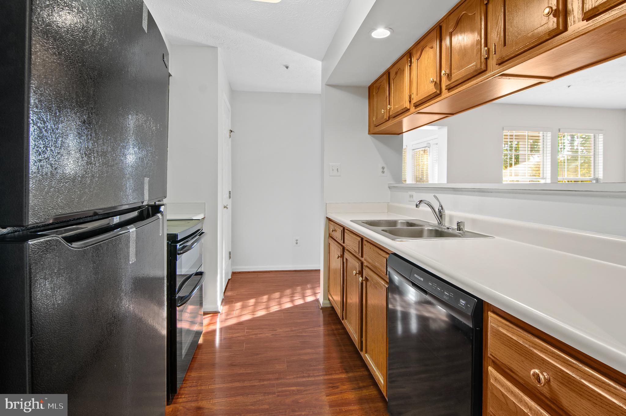 75 Laurel Path Court, Unit 4 Nottingham, MD 21236 - Photo 3 of 21 Oak Cabinets