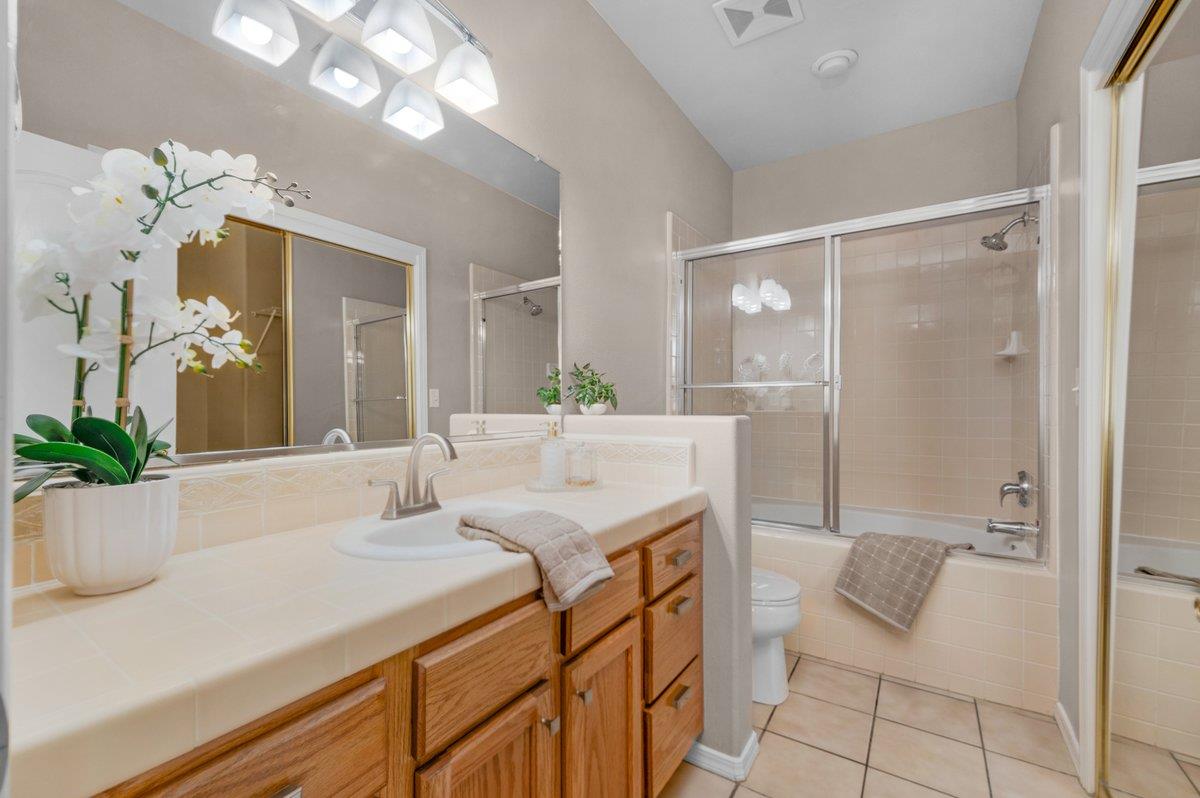 785 West Riviera Lane Clovis, CA 93619 - Photo 19 of 35 a bathroom with a sink and a mirror