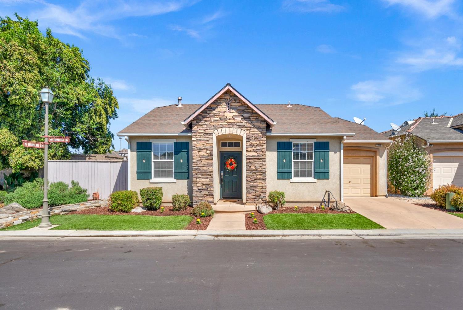 785 West Riviera Lane Clovis, CA 93619 - Photo 2 of 35 a front view of a house with a garden and plants
