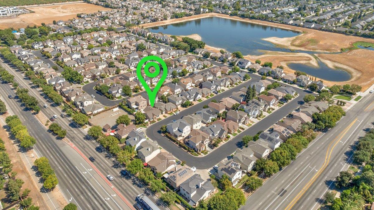 785 West Riviera Lane Clovis, CA 93619 - Photo 31 of 35 a blue swimming pool with a garden view