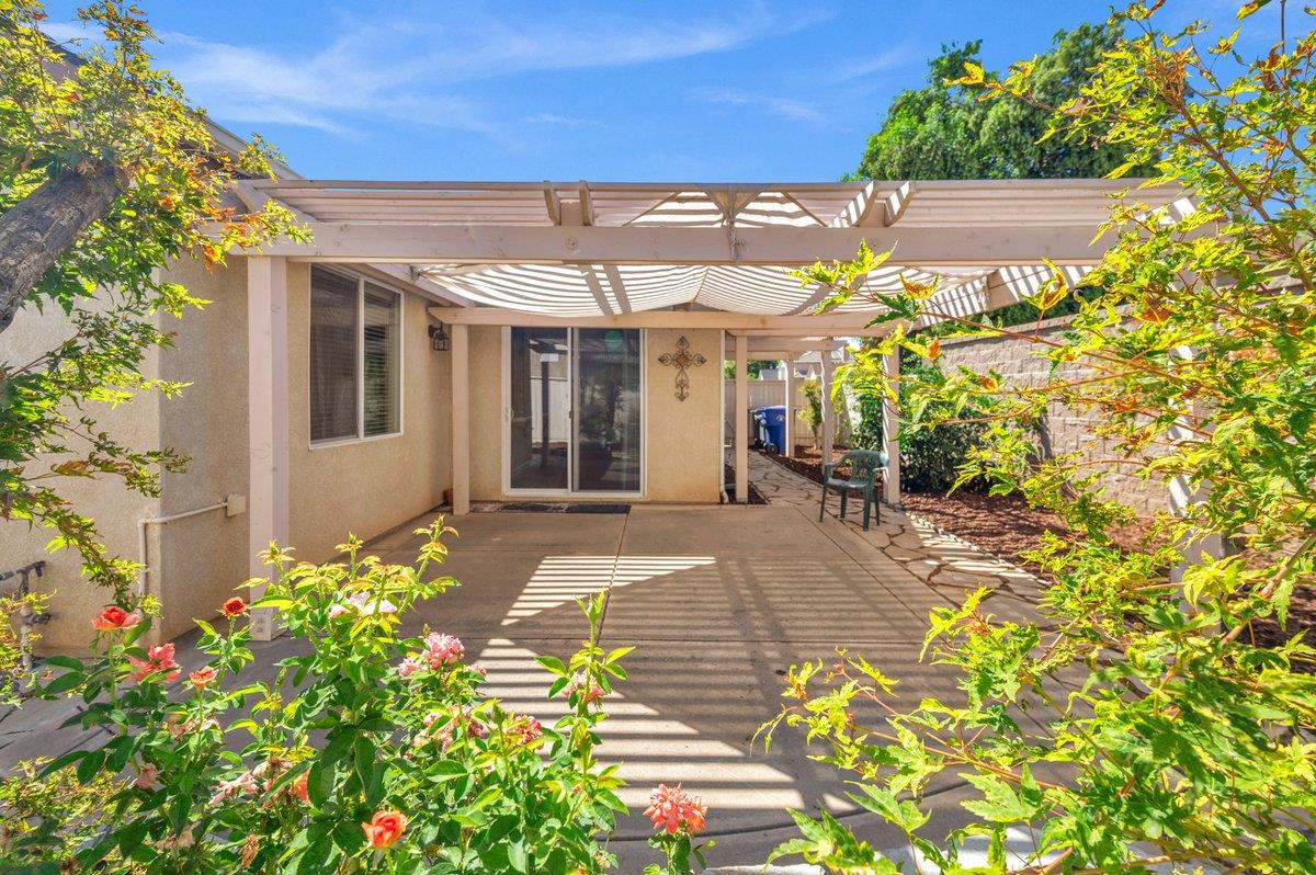 785 West Riviera Lane Clovis, CA 93619 - Photo 33 of 35 a view of a patio with table and chairs and potted plants