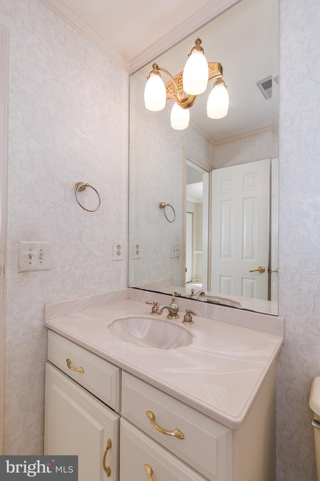 8805 Shadowlake Way Springfield, VA 22153 - Photo 12 of 30 Bath
