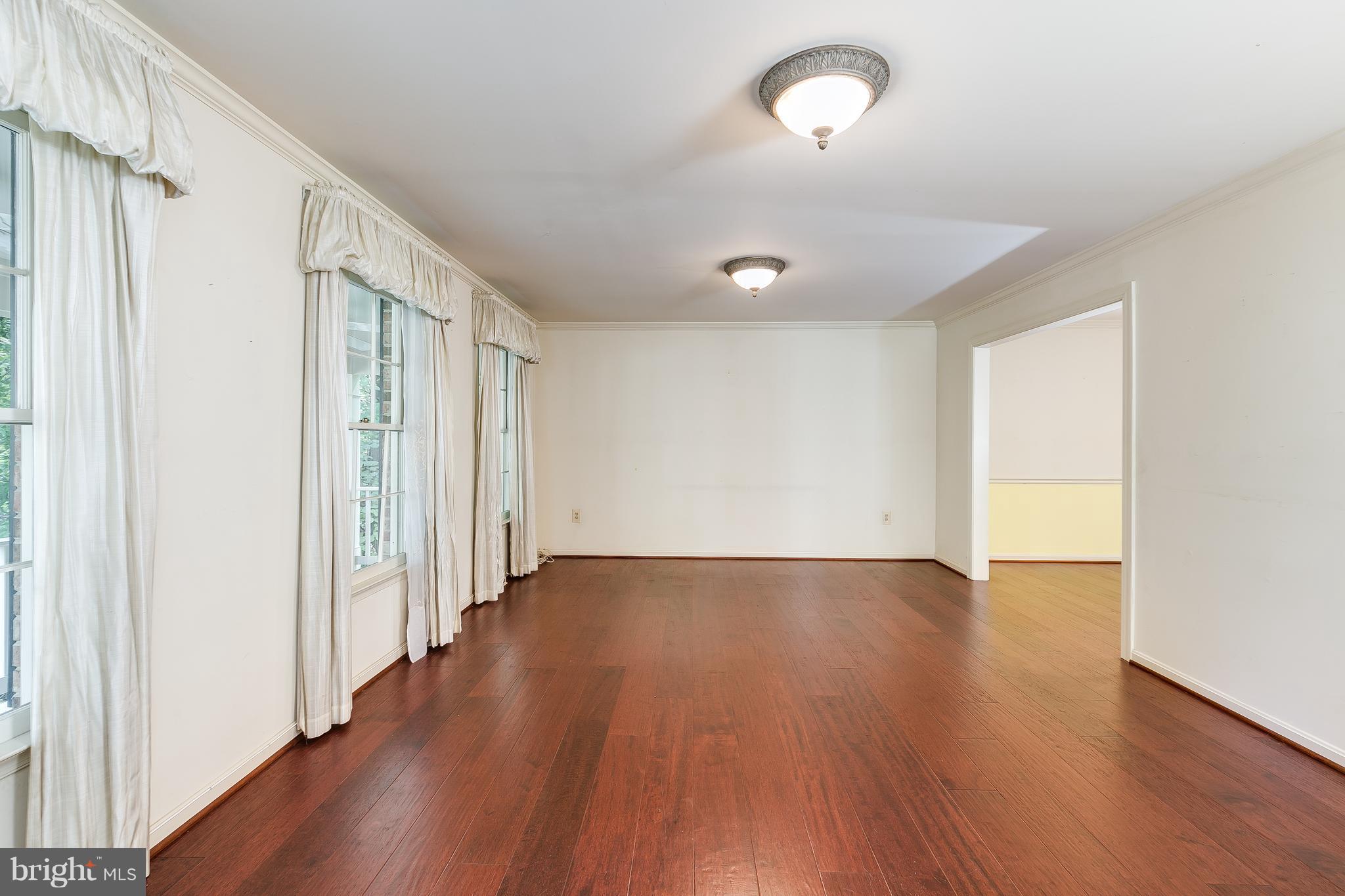 8805 Shadowlake Way Springfield, VA 22153 - Photo 6 of 30 Living Room