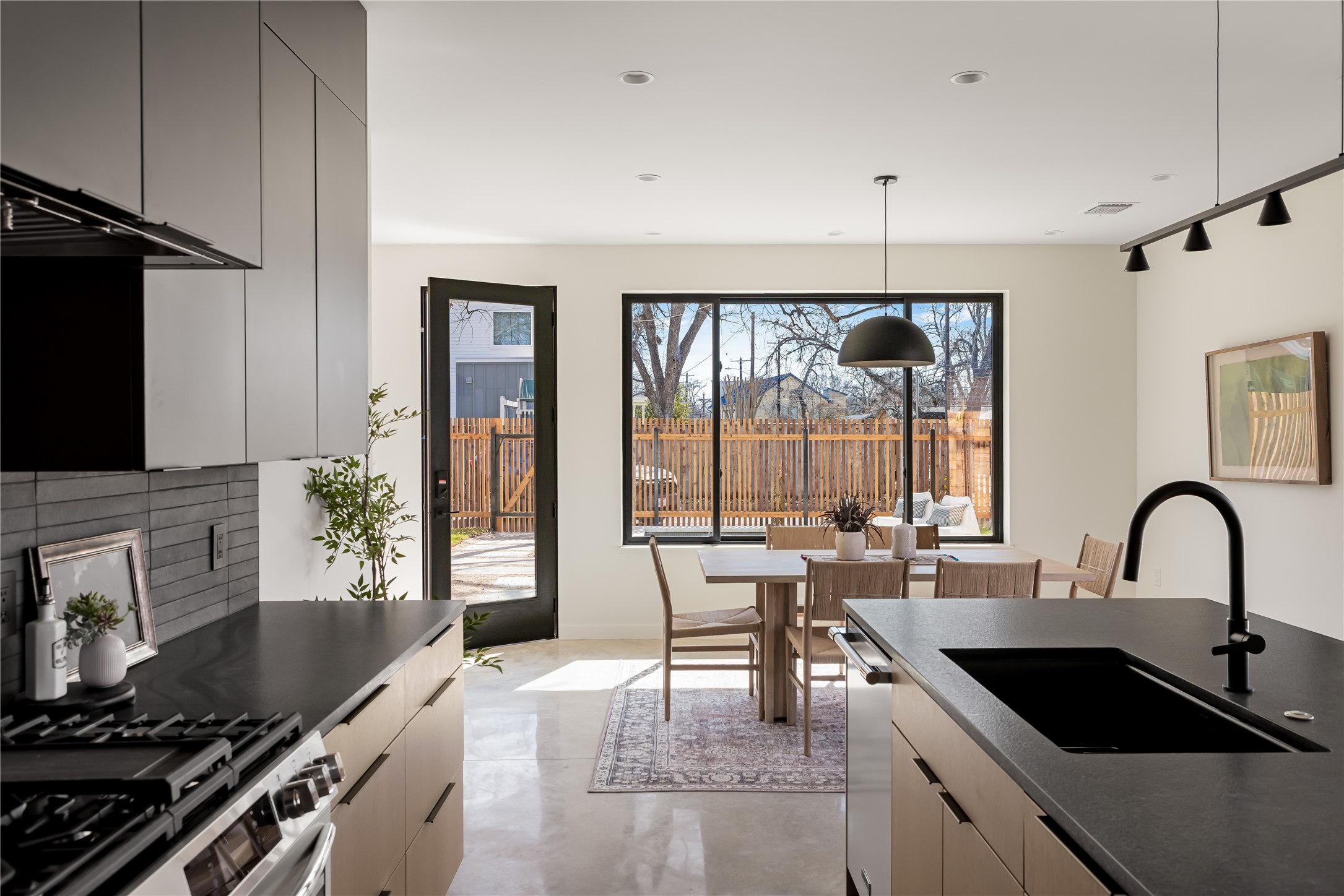 722 Gunter Street Austin, TX 78702 - Photo 3 of 36