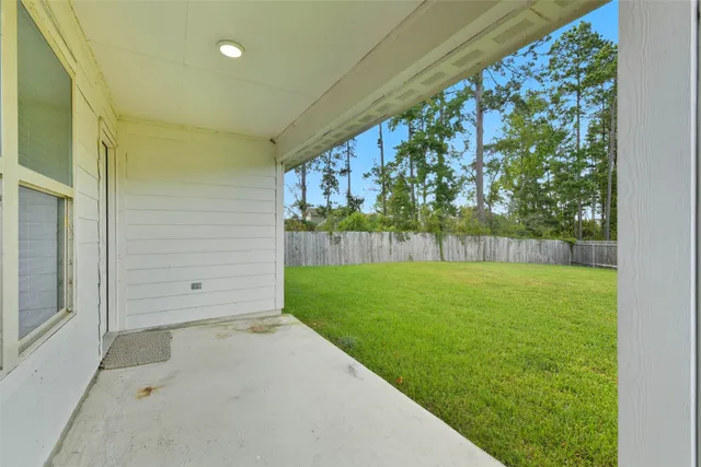 a view of a back yard