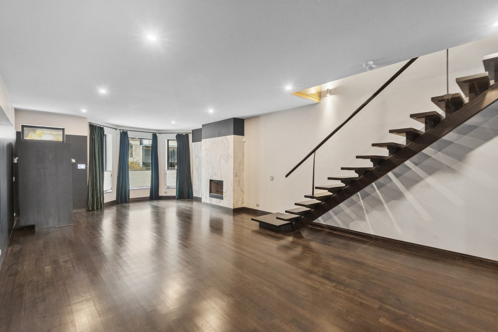 44 East Cedar Street Chicago, IL 60611 - Photo 4 of 35 a view of an entryway with wooden floor