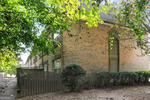 $275,000 | 6980 Roswell Road, Unit H1, Sandy Springs, GA 30328