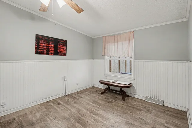 a view of a livingroom with furniture