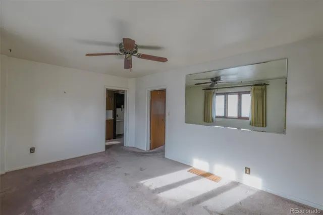 a view of empty room with ceiling fan