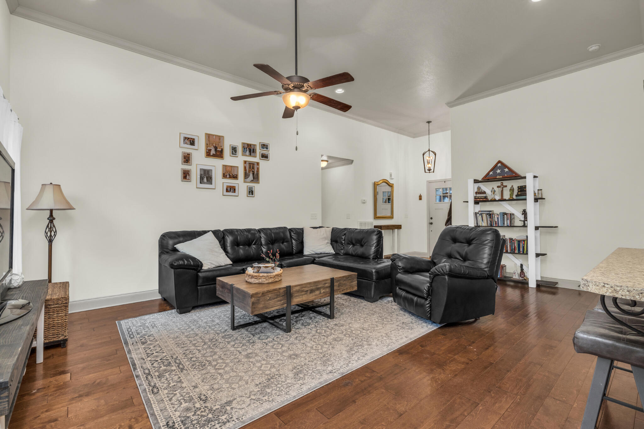 4524 Dumac Road Chattanooga, TN 37416 - Photo 3 of 28 Living room