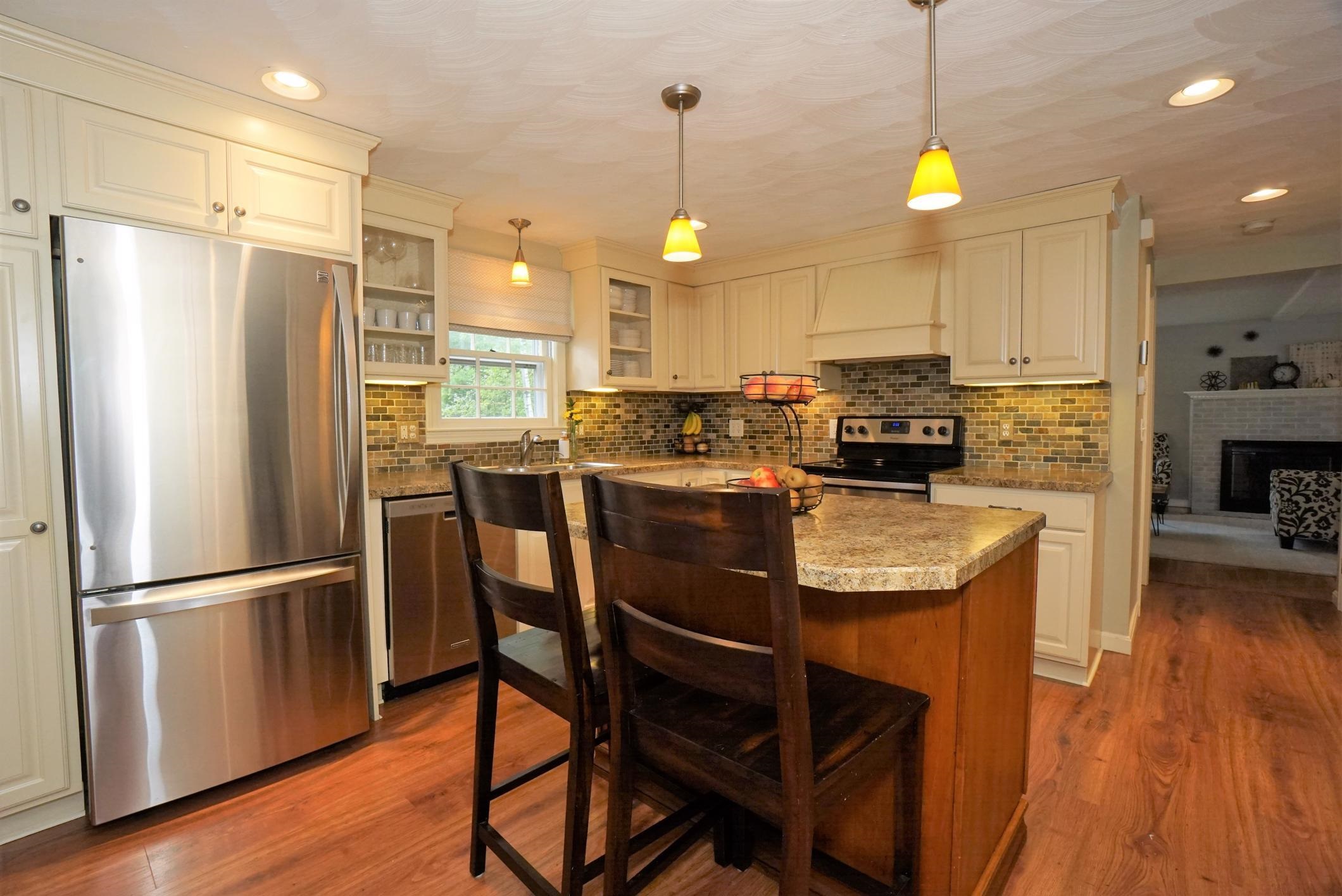 57 Robinhood Road Nashua, NH 03062 - Photo 11 of 40