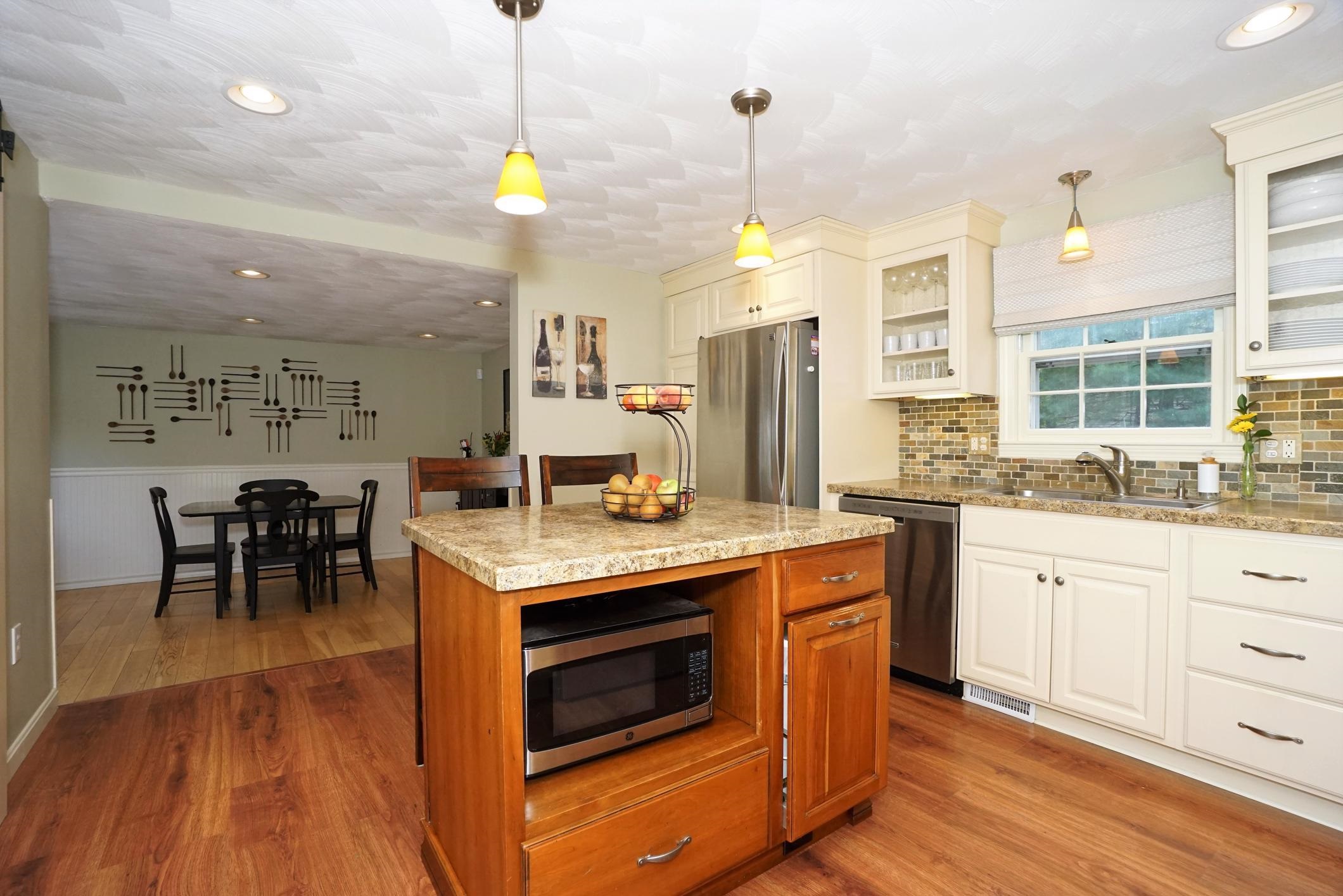 57 Robinhood Road Nashua, NH 03062 - Photo 12 of 40