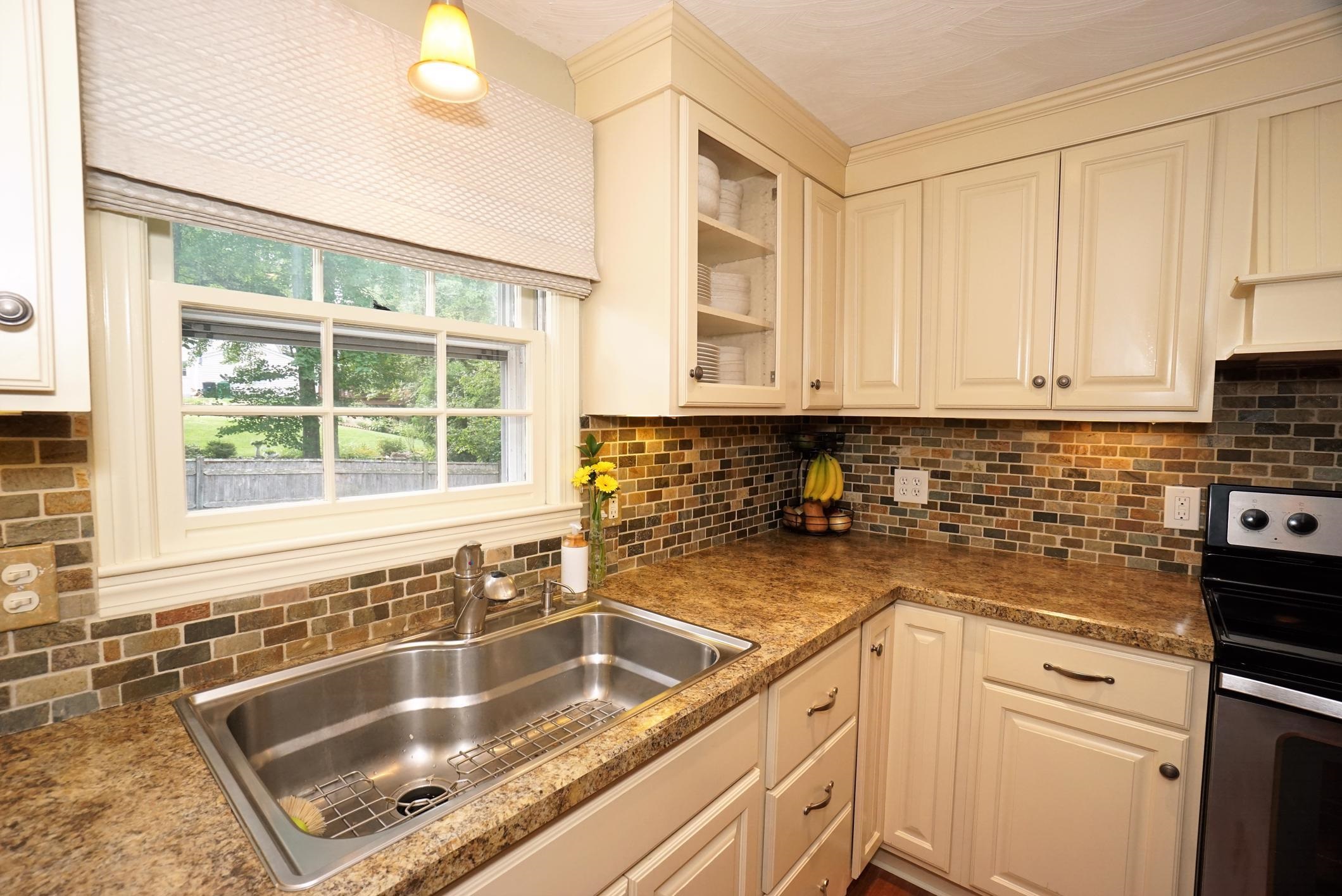 57 Robinhood Road Nashua, NH 03062 - Photo 13 of 40