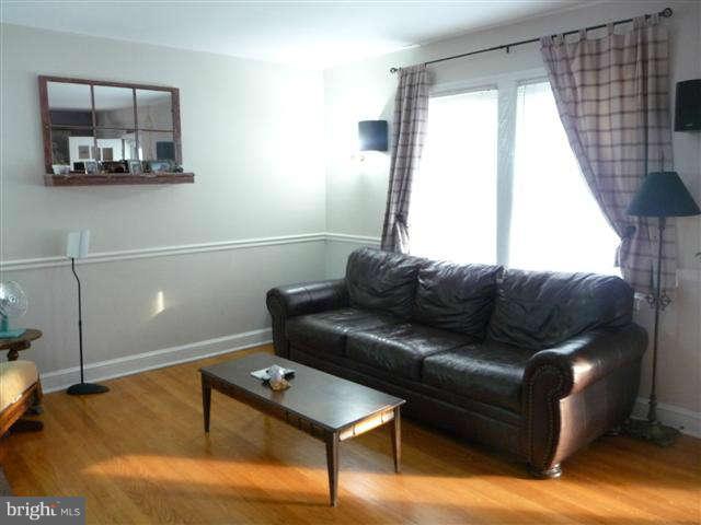907 Elm Ridge Avenue Baltimore, MD 21229 - Photo 4 of 11 Living Room