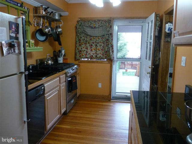 907 Elm Ridge Avenue Baltimore, MD 21229 - Photo 7 of 11 Kitchen